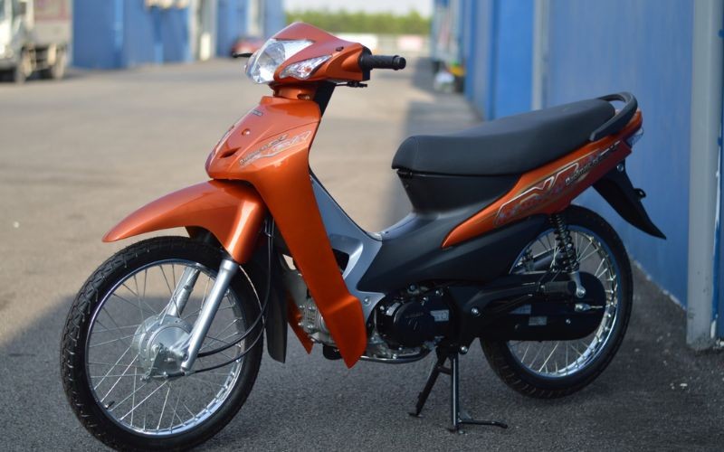 chay-wave-50cc-can-bang-lai-khong-1723739121.jpg